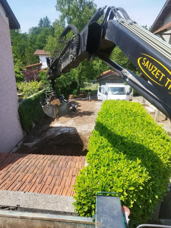Réalisation dune cour en enrobé chez particulier.

Décaissement, empierrement de toute la surface, pose de bordures et application denrobé a chaud.

chantier réalisé avec Reveil TP 👌😎