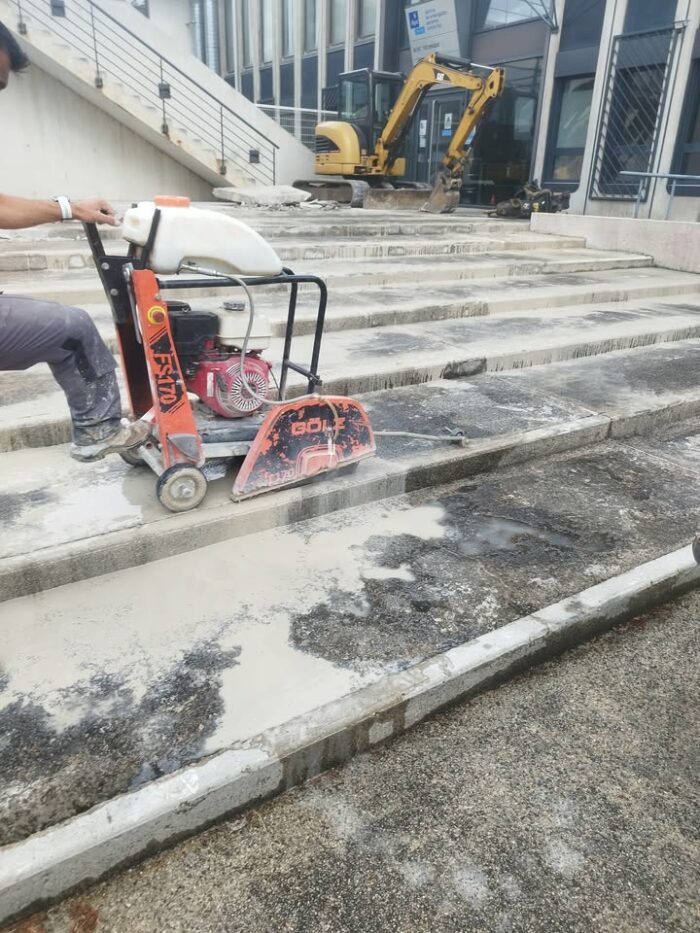 Démolition dun parvis a laéroport saint Exupéry, réfection des marches et réglage pour application dune résine drainante 👍💪😎